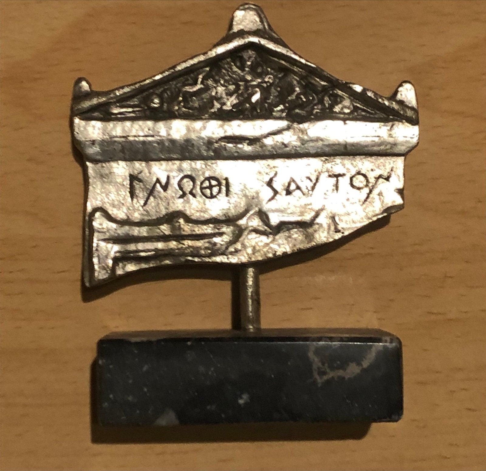Miniatuurreliëf 'Ken Jezelf' op marmeren sokkel, Ophalen of Verzenden