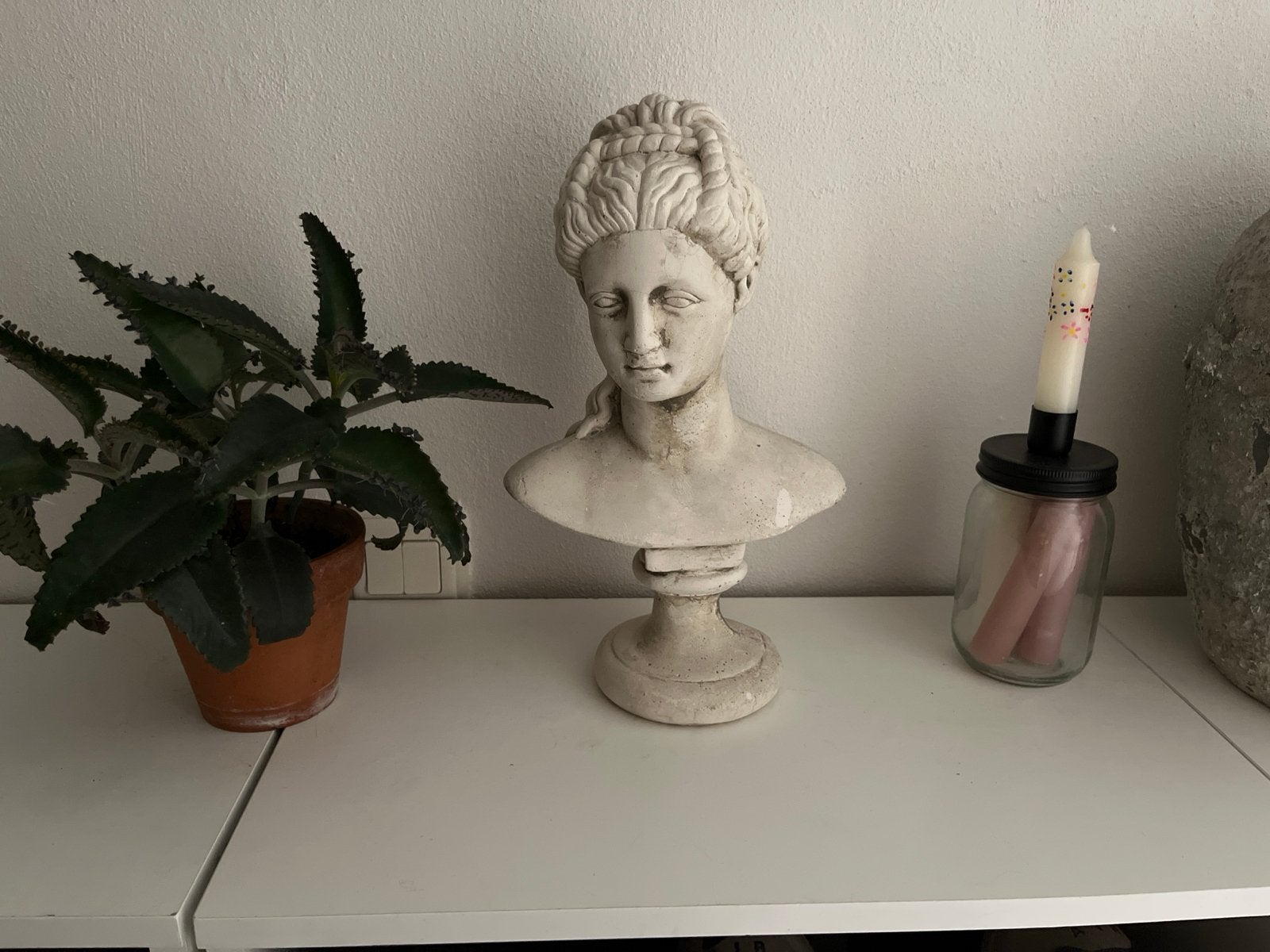 Klassieke buste van vrouw, wit, decoratief beeld, Antiek en Kunst, Buste, Ophalen of Verzenden, 20 - 50 cm, Op sokkel
