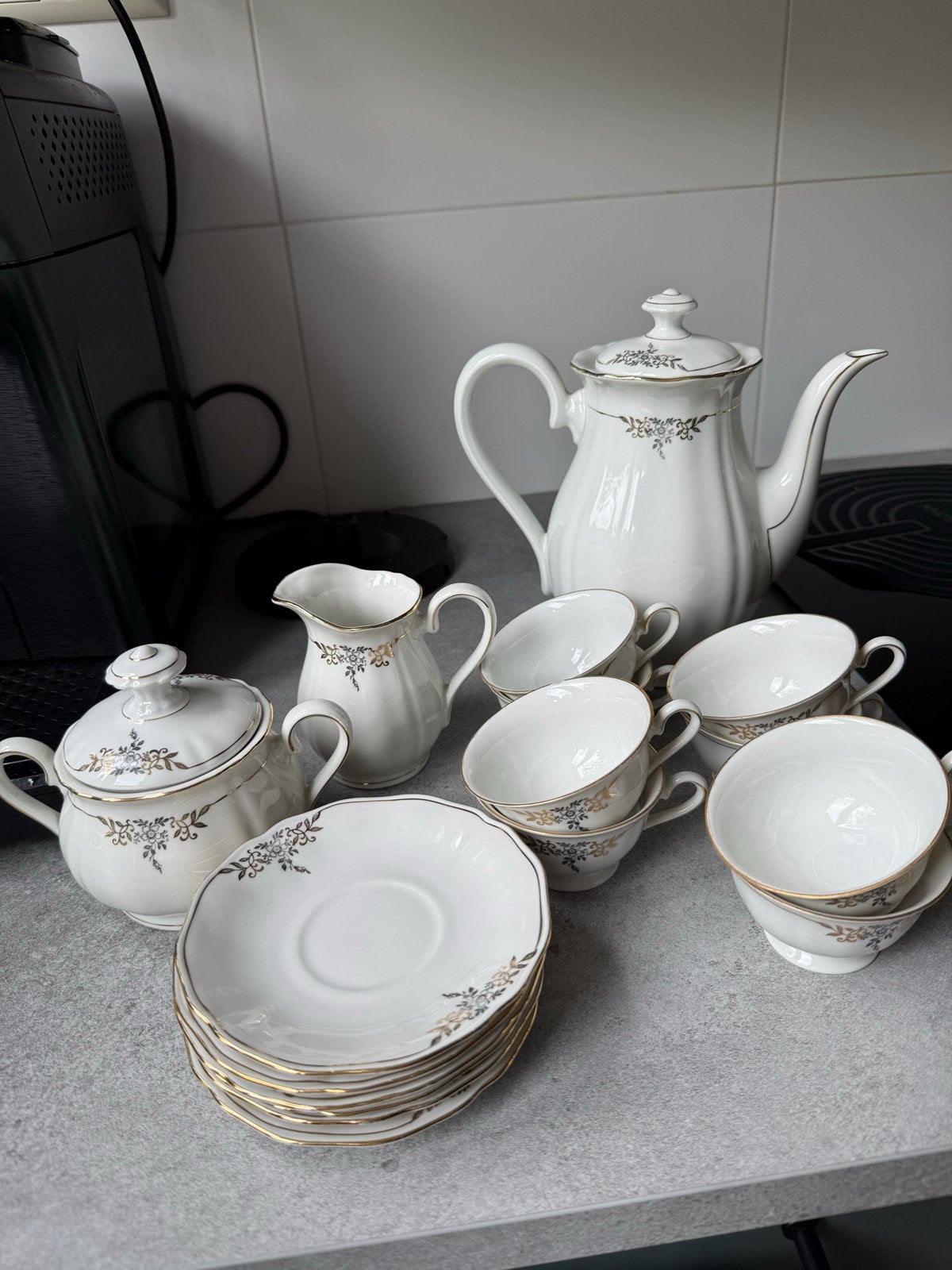 Parelmoer servies met gouden rand - 8 kopjes, 6 schoteltjes, Antiek en Kunst, Antiek | Servies compleet, Ophalen of Verzenden