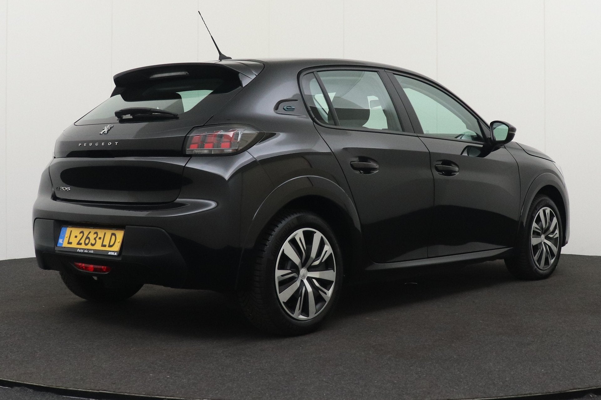 Peugeot e-208 EV Active 50 kWh Carplay Navi Cruise, Auto's, Peugeot, Dealer onderhouden, Gebruikt, Zwart, Zwart