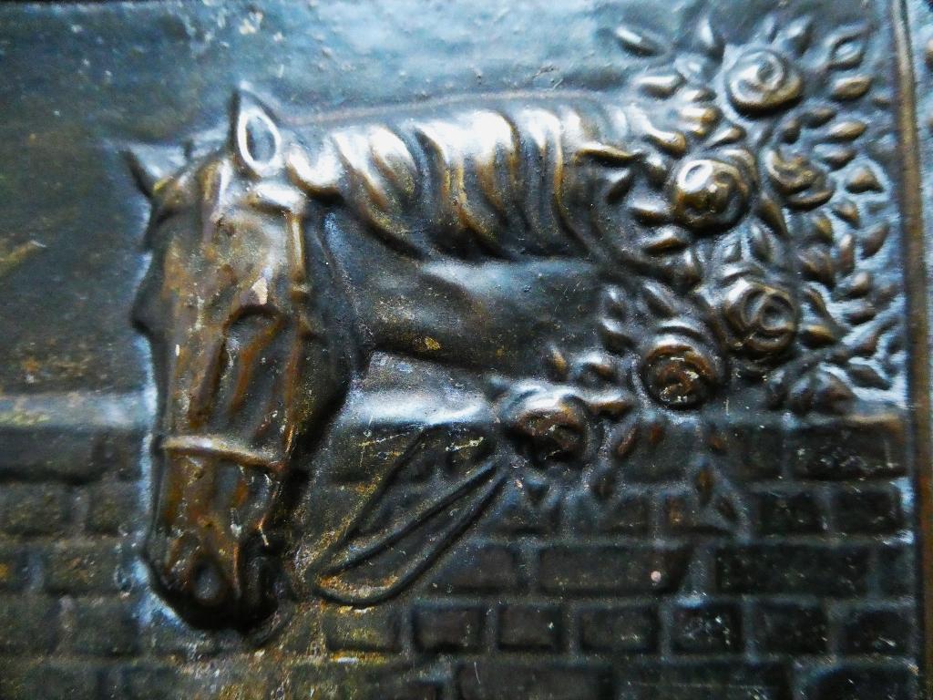 Dagbladhouder met gedreven voorstelling 2 honden en paard, Ophalen of Verzenden
