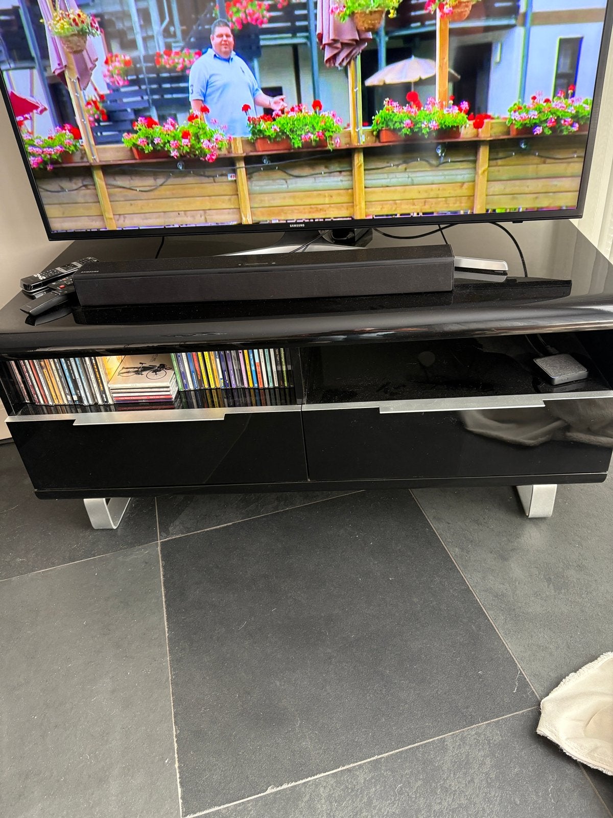 Zwarte hoogglans tv meubel, Huis en Inrichting, Ophalen, 100 tot 150 cm, Zo goed als nieuw, 25 tot 50 cm