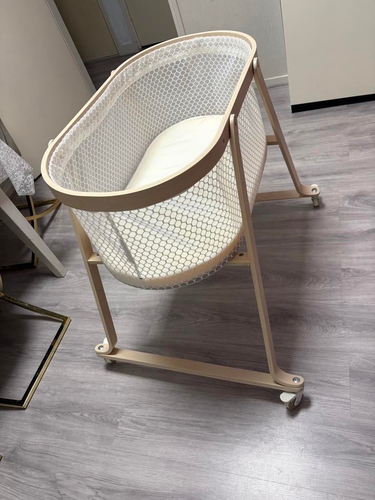 Verrijdbare wieg van stof en hout - IKEA ÄLSKVÄRD, Kinderen en Baby's, Ophalen of Verzenden, Zo goed als nieuw, Wieg