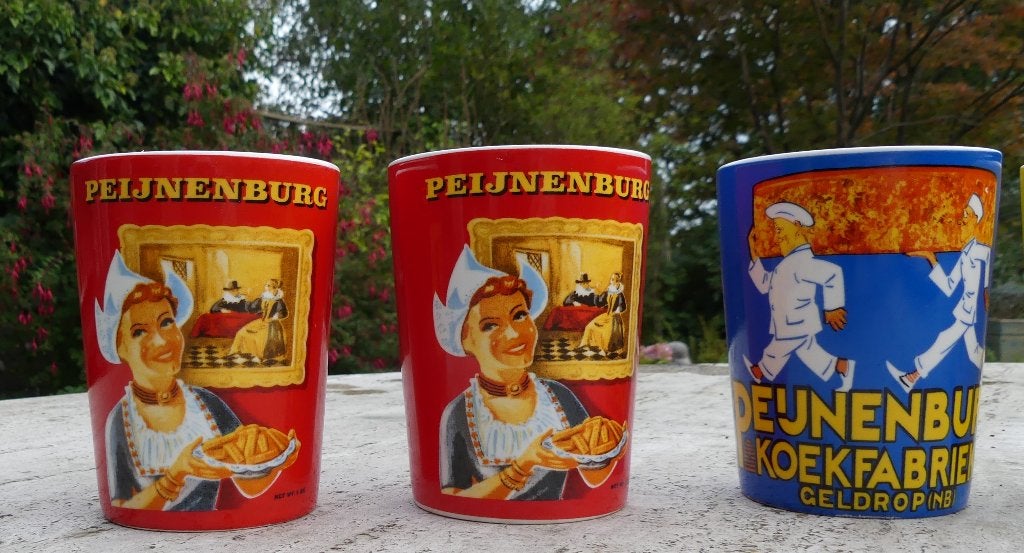 8 x Nostalgische Peijnenburg Bekers 4 Rood 3 Geel 1 Blauw, Overige merken, Vintage, Nieuw, Aardewerk