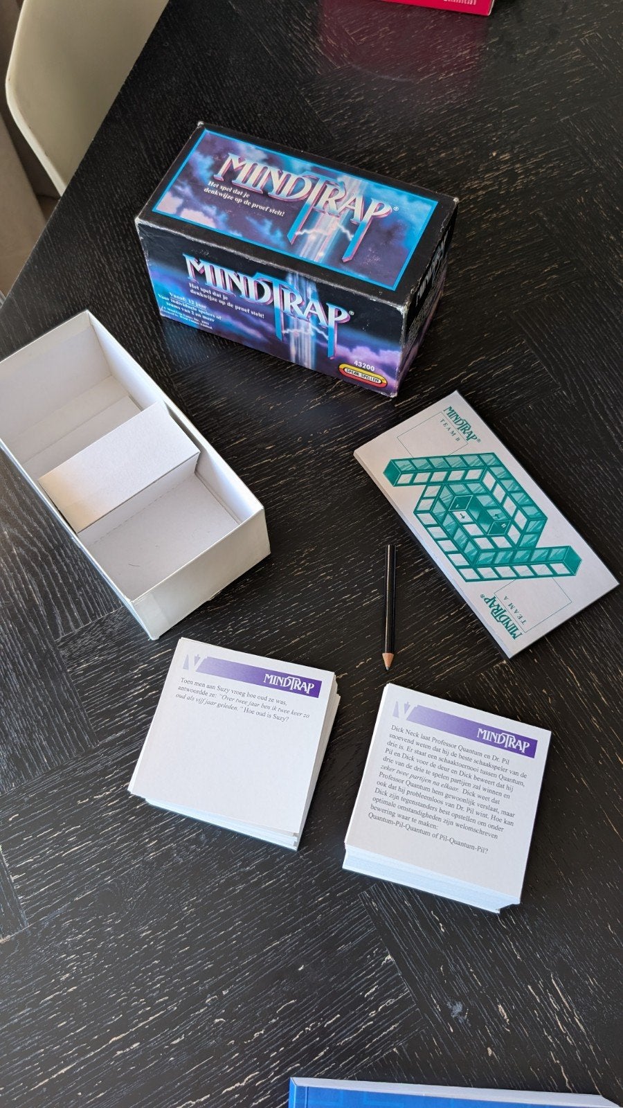Mindtrap kaartspel 1993 - Compleet en Tijdloos Raadsels, Ophalen of Verzenden, Zo goed als nieuw, Spear's Games, Vijf spelers of meer