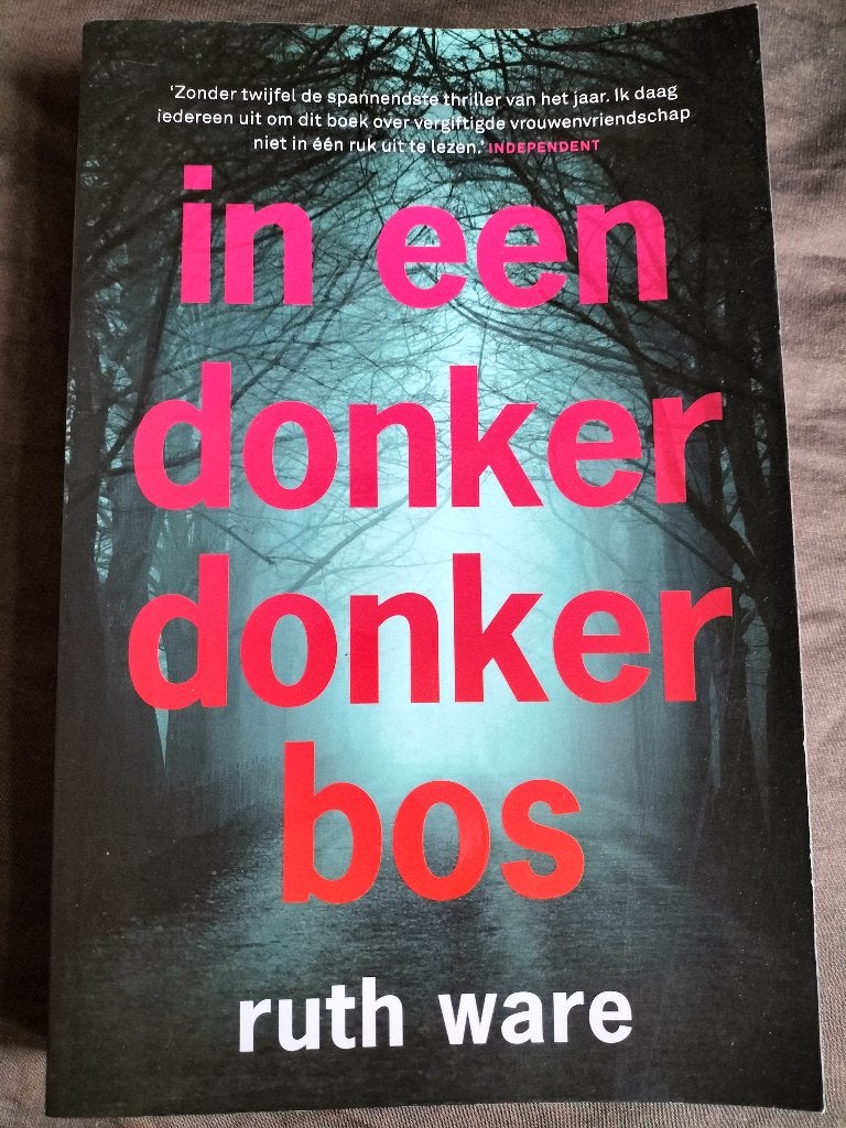 Ruth Ware - In een donker donker bos, Boeken, Thrillers, Ophalen of Verzenden, Zo goed als nieuw, Ruth Ware