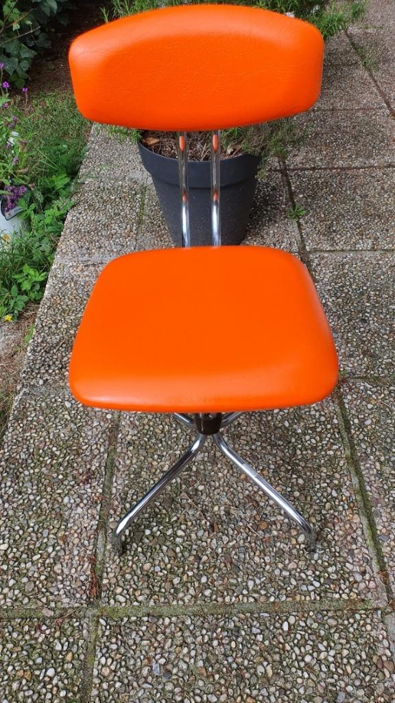Chrome stoel kleur oranje en een krukje 1950/1960 65 Euro, Ophalen, Twee, Overige kleuren, Zo goed als nieuw