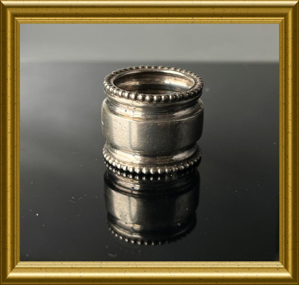 Kleine zilveren servetring / vingerdoekring met parelrand, Antiek en Kunst, Ophalen of Verzenden, Zilver