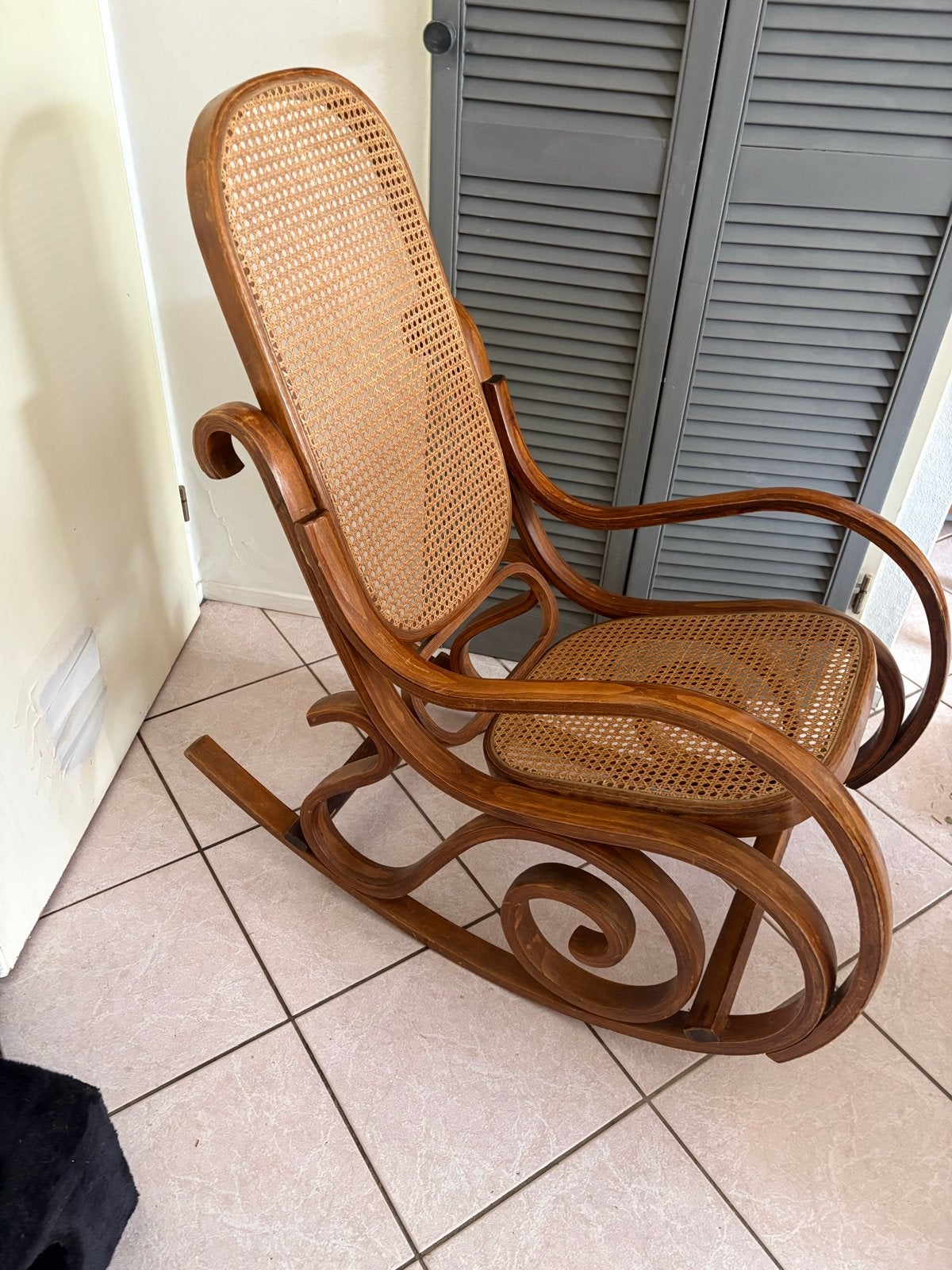Vintage houten schommelstoel met rieten zitting, Ophalen