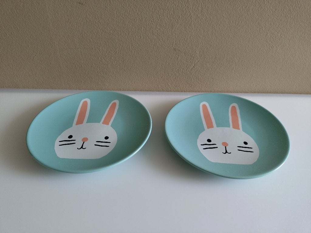 te koop 2 x blauw/groen bordje met haas circa 16 cm, Huis en Inrichting, Keuken | Servies, Ophalen of Verzenden, Zo goed als nieuw