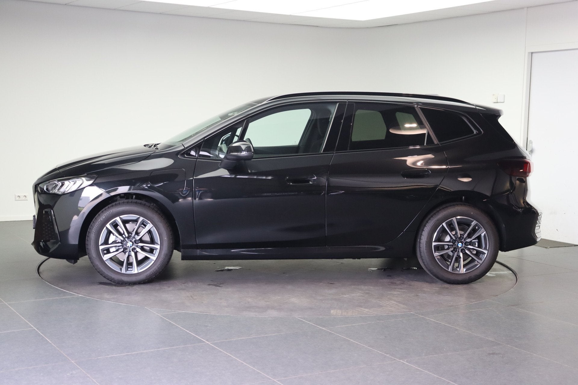 BMW 2 Serie Active Tourer 225e xDrive M Sport Automaat / Tre, Auto's, Automaat, Dealer onderhouden, 1800 kg, Zwart