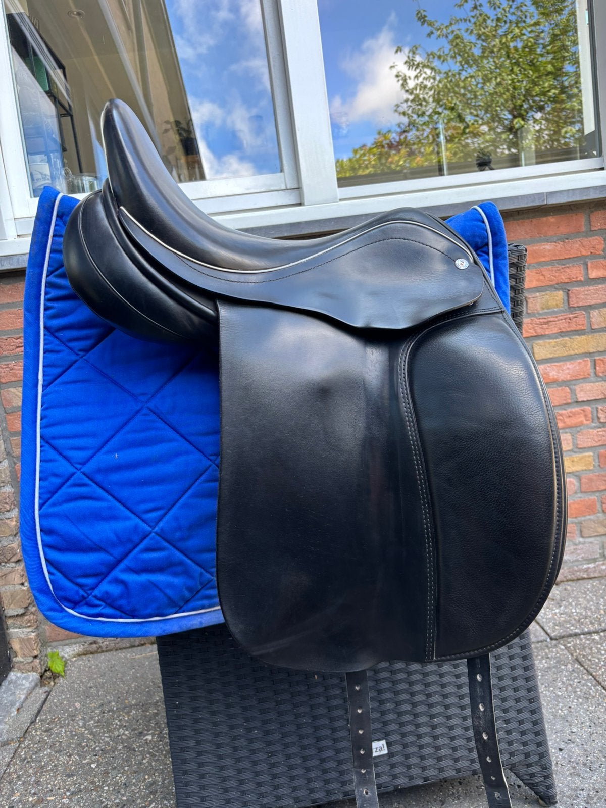 Dressuurzadel 17,5 inch zwart met witte details, Dieren en Toebehoren, Paarden en Pony's | Zadels, Ophalen of Verzenden, Gebruikt
