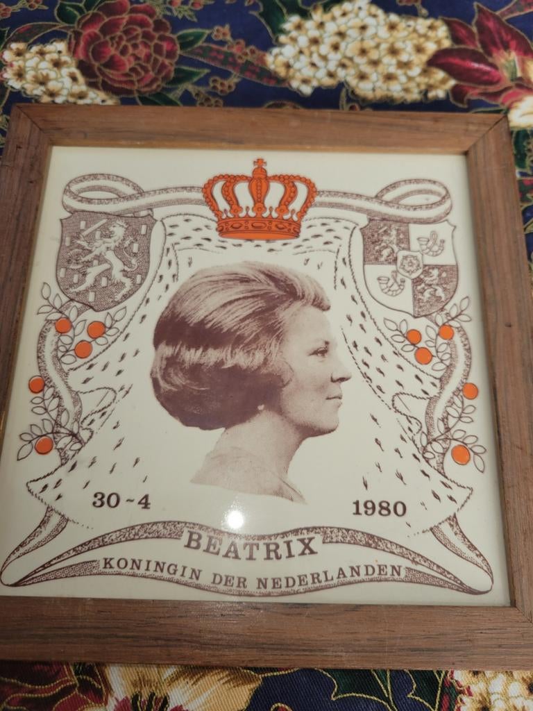 Tegel Koningin Beatrix 30-4-1980 Inhuldiging, Verzamelen, Koninklijk Huis en Royalty, Zo goed als nieuw, Overige typen, Nederland