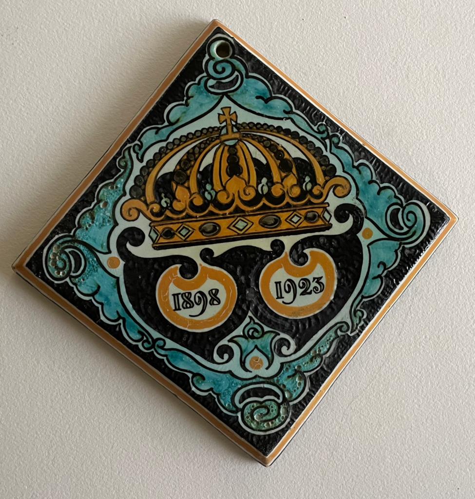 Wilhelmina herdenkingstegel 25 jaar, Verzamelen, Koninklijk Huis en Royalty, Ophalen of Verzenden, Gebruikt, Nederland, Overige typen