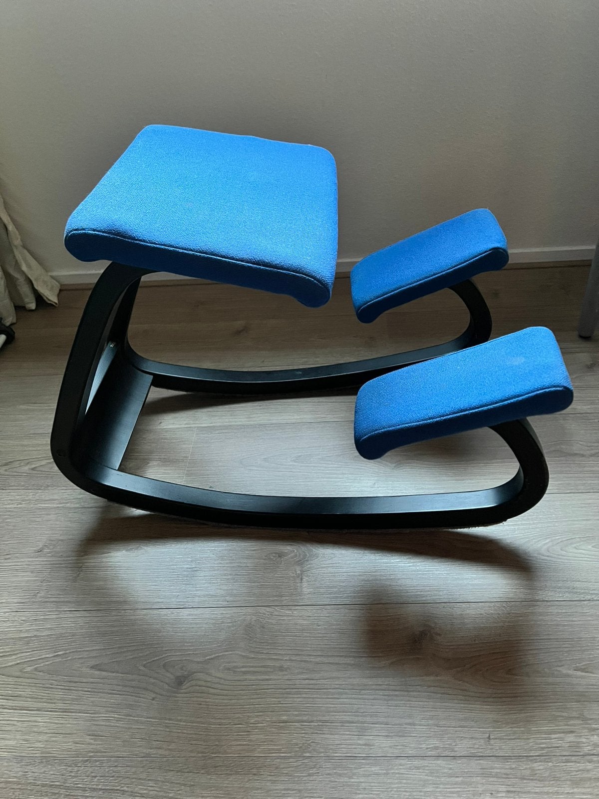 Kniestoel Stokke, Ophalen, Gebruikt, Blauw, Bureaukruk