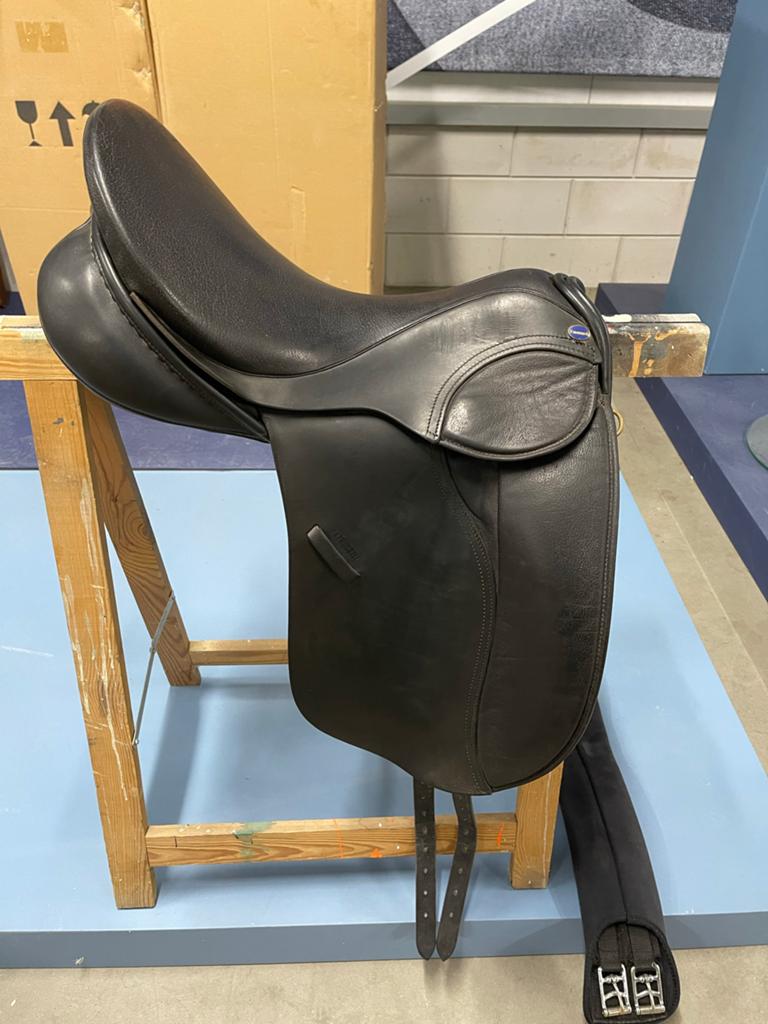 Euroriding diamand dressuur zadel maat 18 flexibele boom, Dieren en Toebehoren, Paarden en Pony's | Zadels, Ophalen, Euroriding diamand zadel 18 - flexibele boom
