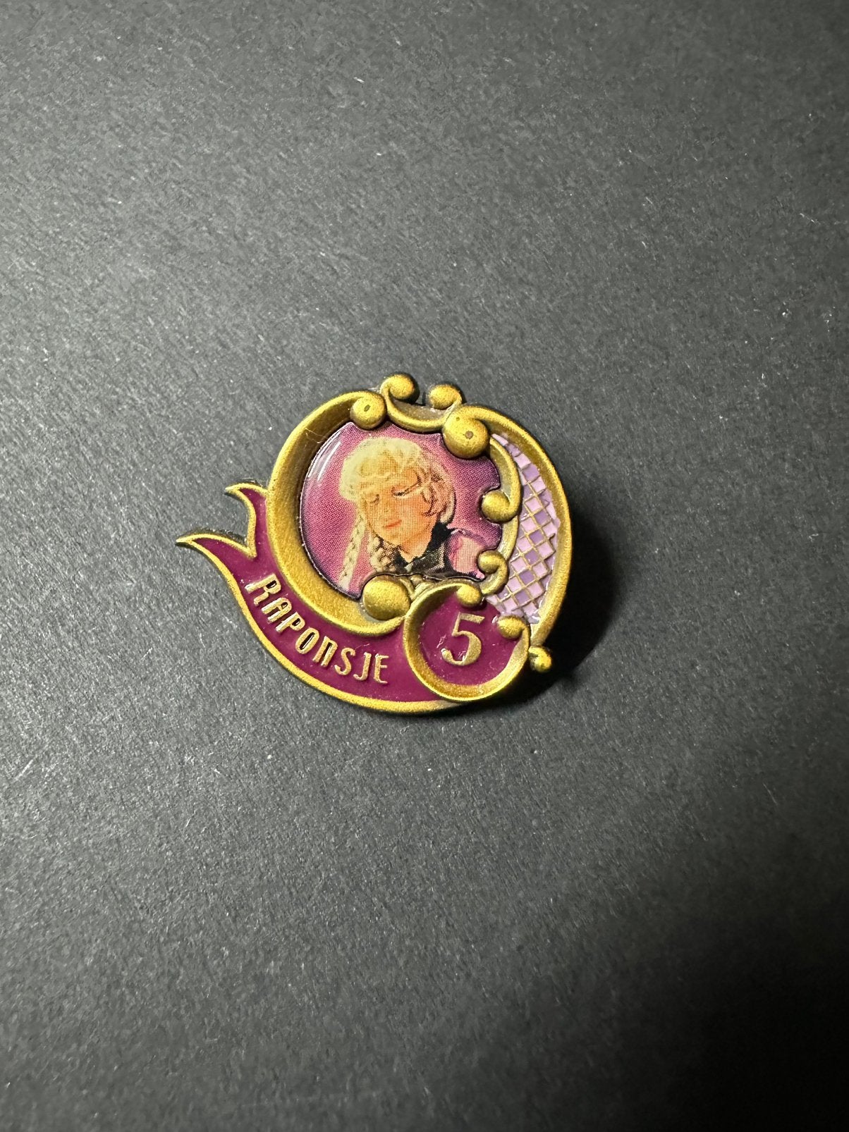 Efteling pin 5 jaar Raponsje, Verzamelen, Ophalen of Verzenden, Zo goed als nieuw, Button of Speldje