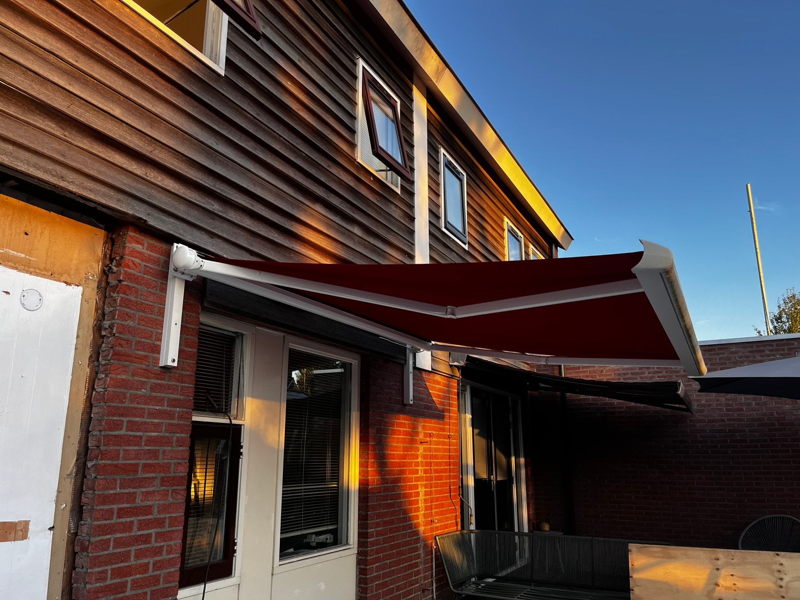 Zonnescherm rood elektrisch in/uitschuifbaar als nieuw!, Ophalen, Elektrisch, Zo goed als nieuw, 150 tot 300 cm
