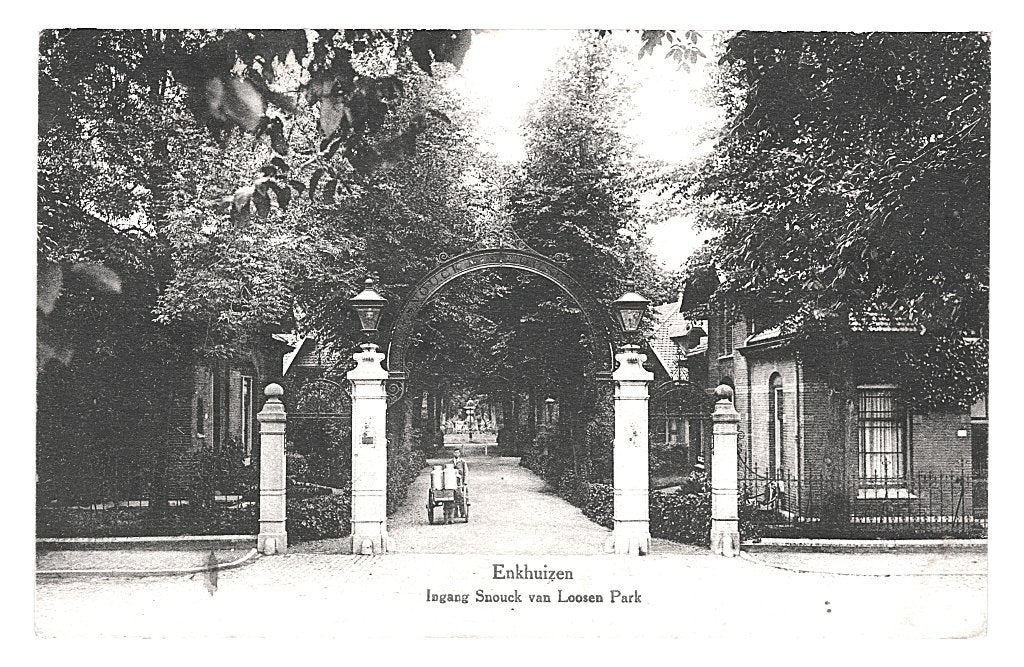 948627	Enkhuizen	Ingang Snouck van Loosen Park	1929, Ophalen of Verzenden, 1920 tot 1940, Gelopen, Noord-Holland