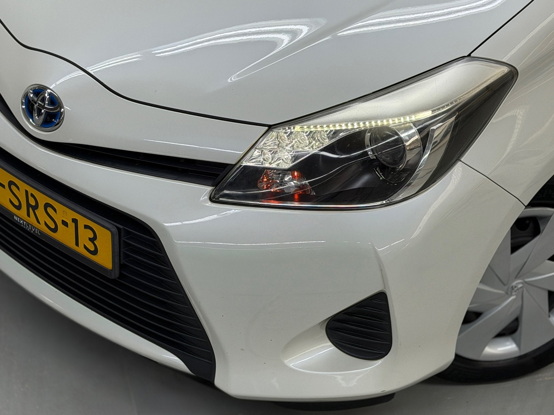 Toyota Yaris 1.5 Full Hybrid Aspiration NL Auto Camera Cruis, Euro 5, Gebruikt, 4 cilinders, Origineel Nederlands