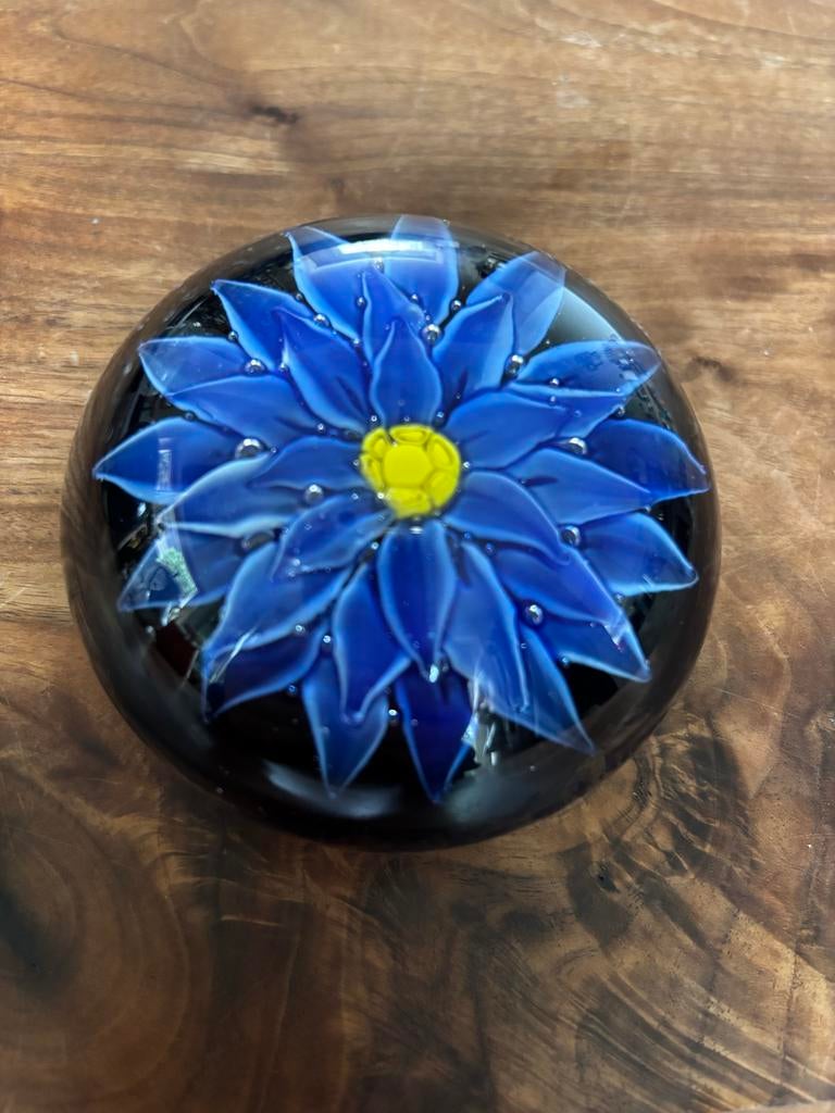 Glazen paperweights glas met blauwe bloem, Ophalen of Verzenden, Zo goed als nieuw, Glas of Kopje