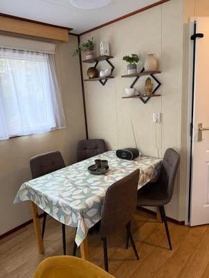 Ruim ingerichte Chalet (4pers) + schuurtje + grote partytent
