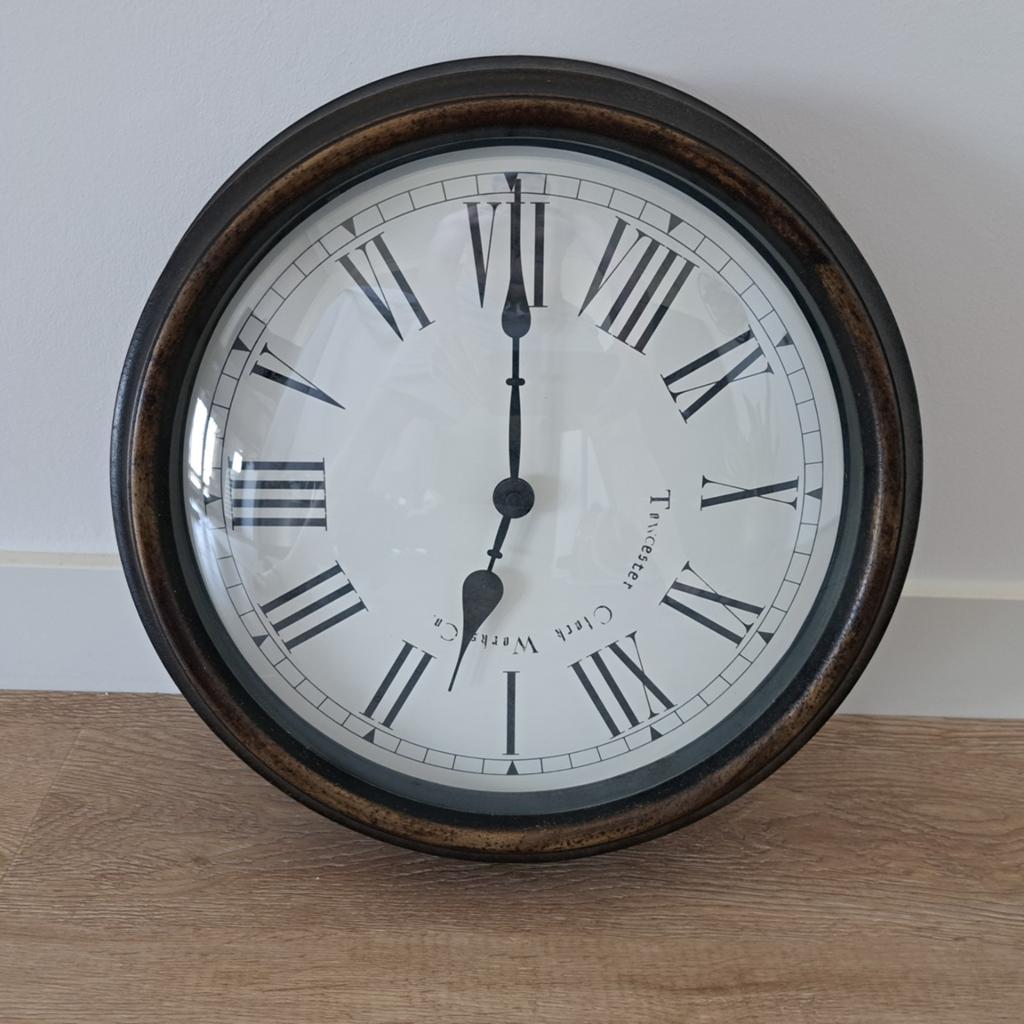 Klassieke vintage wandklok met bol glas en Romeinse cijfers, Ophalen of Verzenden, Gebruikt, Wandklok