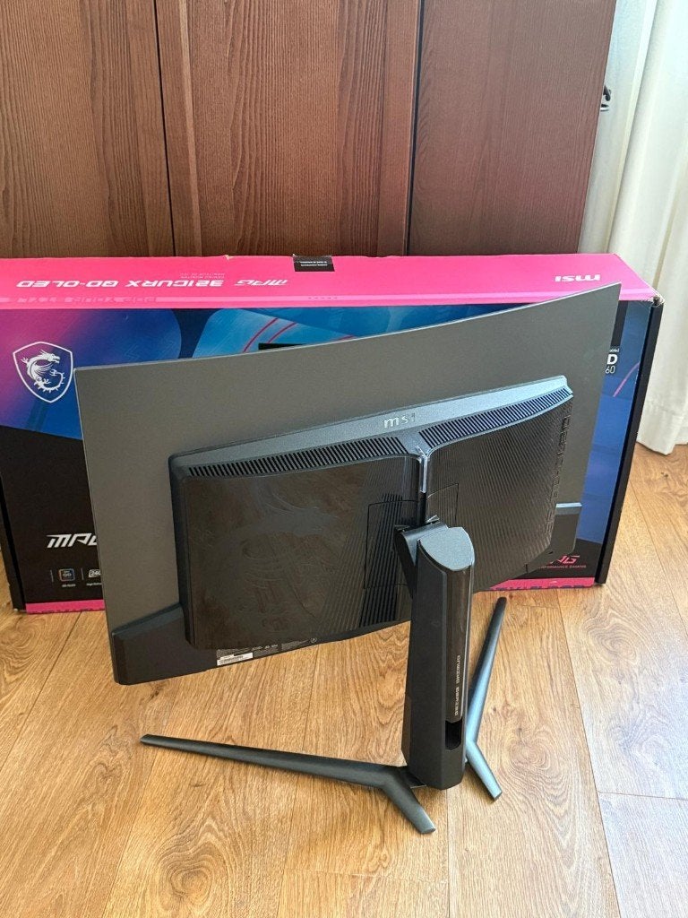 Foto 3 van [NIEUW] MSI MPG 321CURX QD-OLED Zwart + Monitorarm