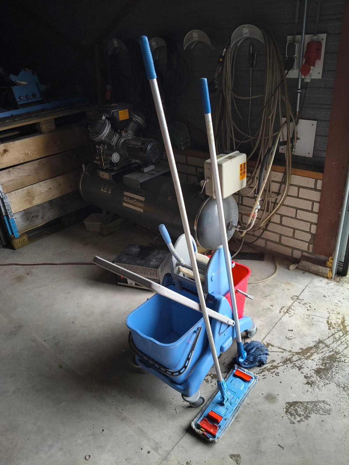 Professionele dweilemmer met wringer en moppen, Ophalen, Dweilemmer, -bak, of -wagen