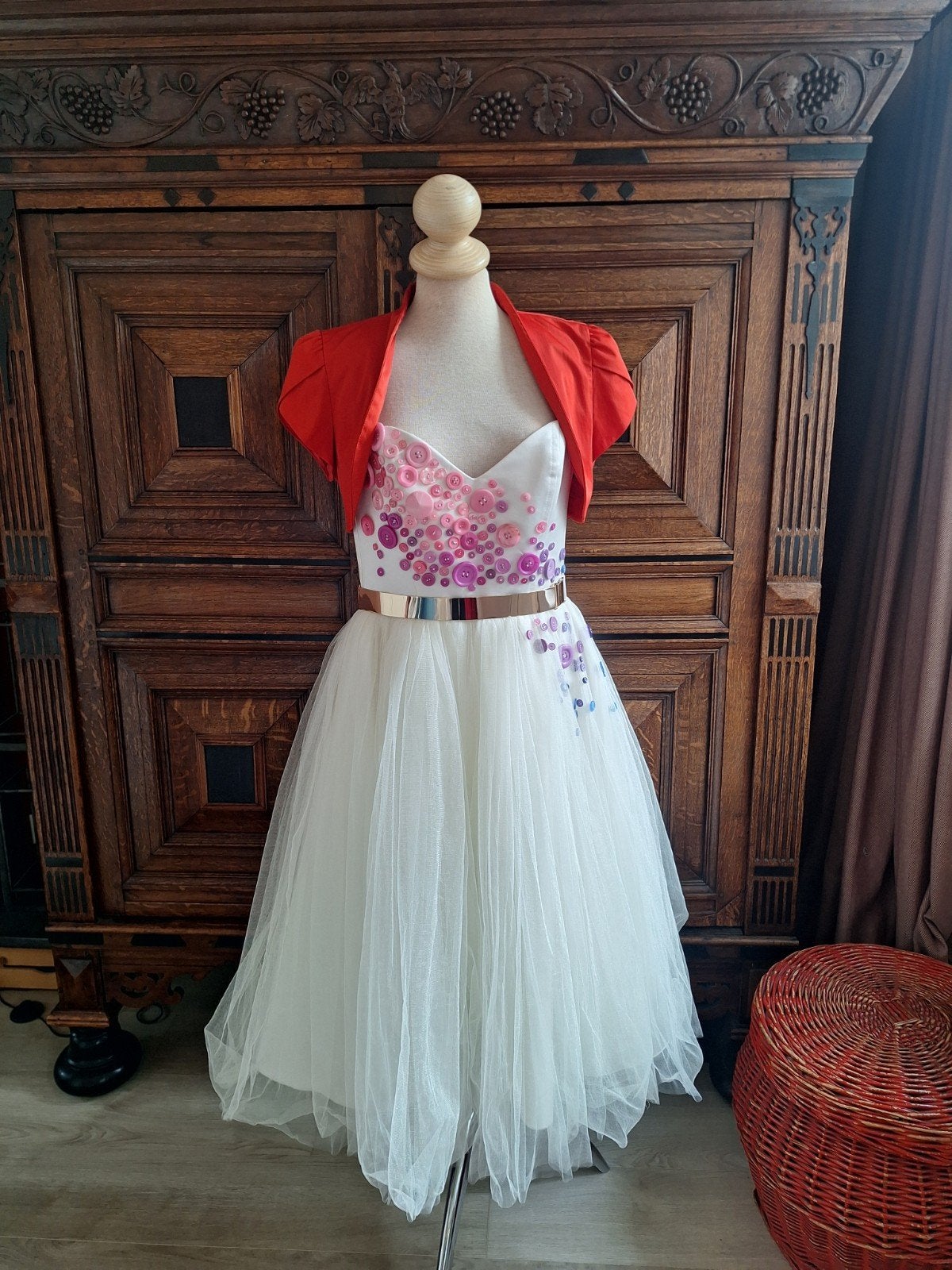 Unieke handgemaakte jurk met kleurige knopen en rode bolero, Ophalen of Verzenden, Zo goed als nieuw, Meerkleurig, Knielengte