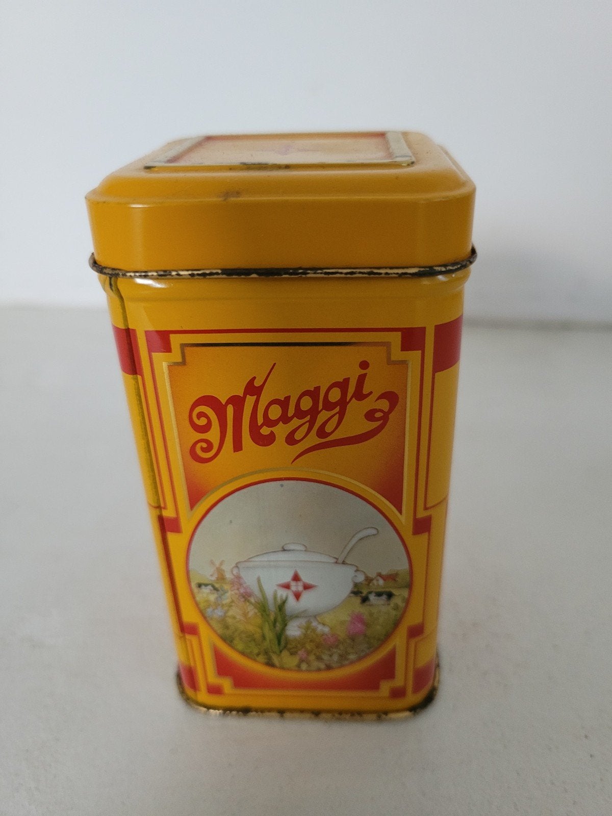 Vintage Maggi Blikje - Geel met Rood Accent, Verzamelen, Blikken, Ophalen of Verzenden