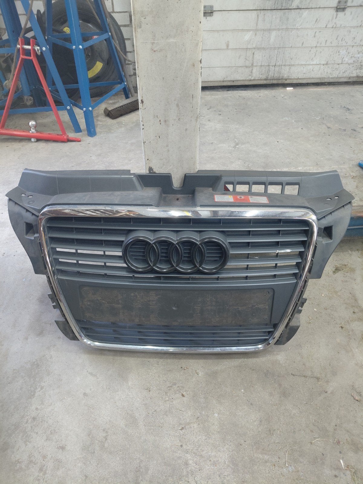 Audi A3 8P 2008 Grille - Voorbumper Grille (2007-2011), Auto-onderdelen, Carrosserie en Plaatwerk, Gebruikt, Voor, Bumper, Audi