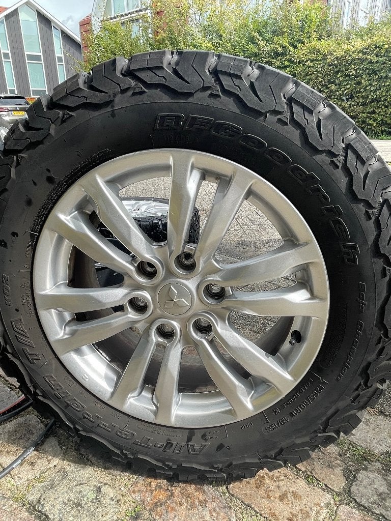 Mitsubishi velgen met banden, Ophalen, 18 inch, Gebruikt, 265 mm