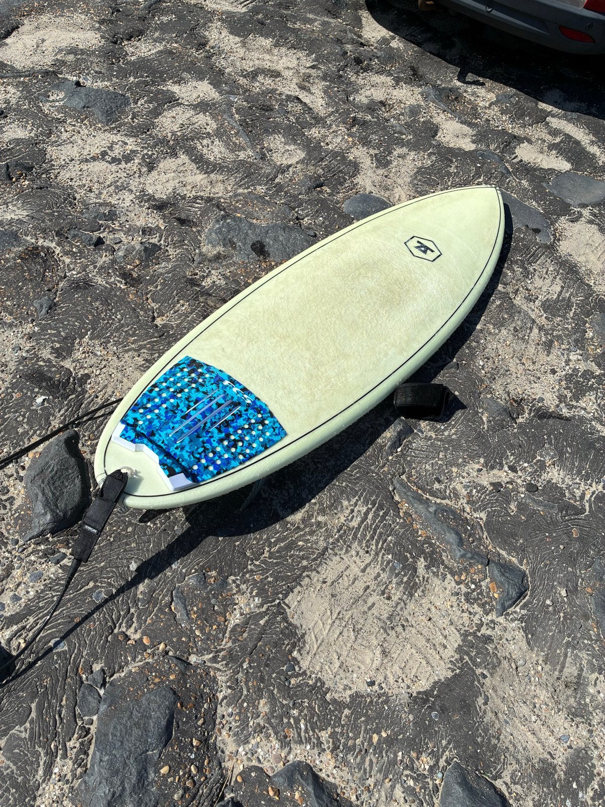 7 Surfboards Jetstream Shortboard 5'11" met vinnen en tas, Watersport en Boten, Golfsurfen, Ophalen, Zo goed als nieuw, Shortboard