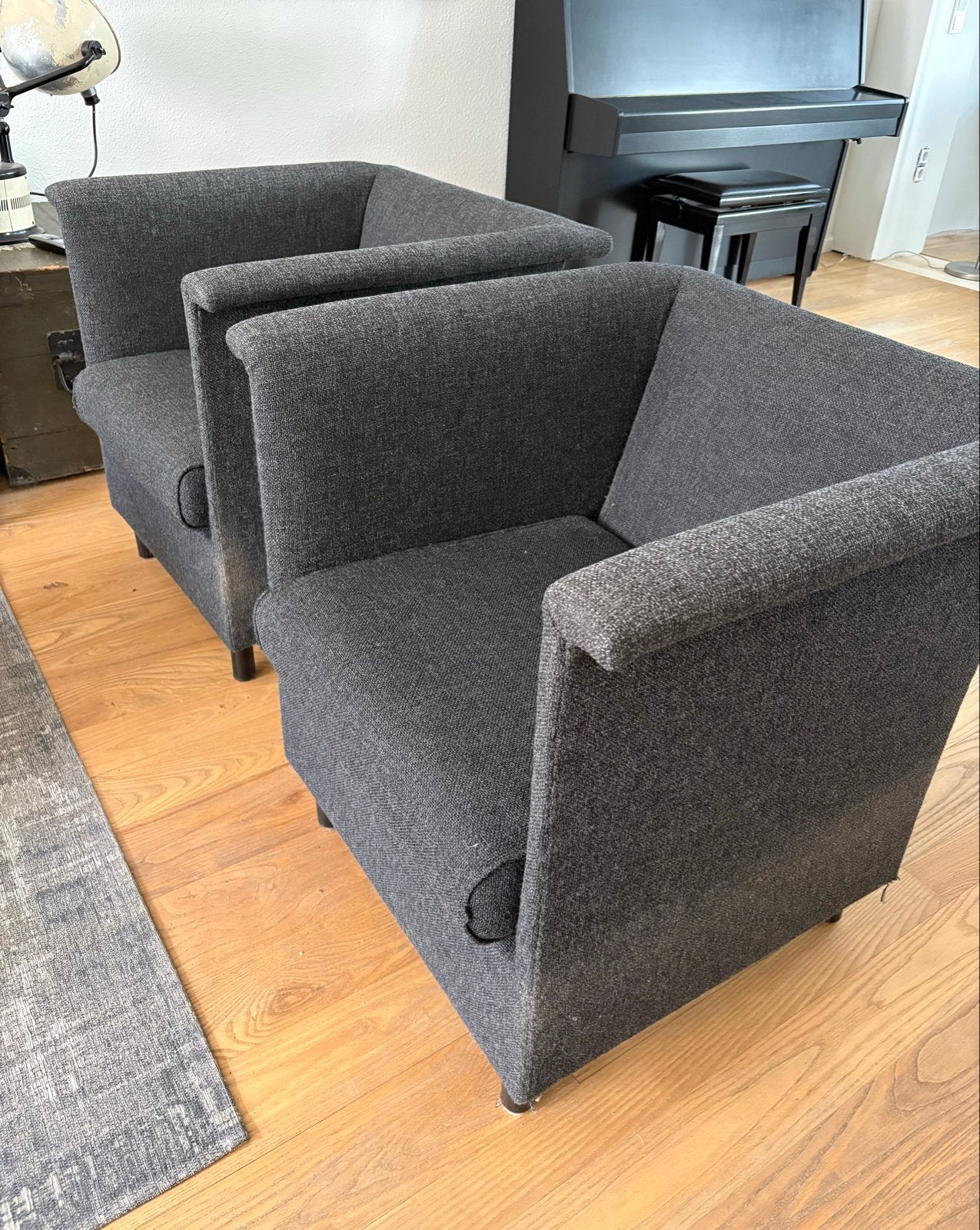 Twee donkergrijze fauteuils van Jan de Bouvrie, Huis en Inrichting, Fauteuils, Ophalen, Gebruikt, Minder dan 75 cm, Stof