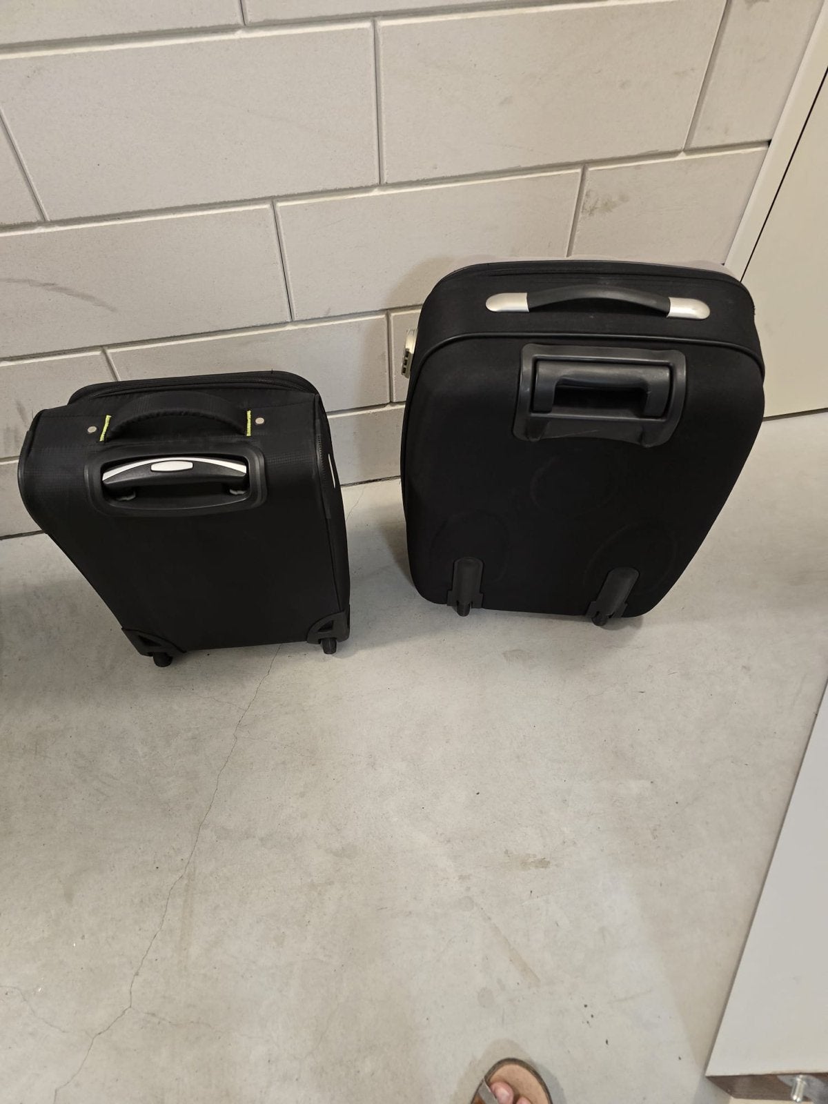 Set van 2 koffers: ABN AMRO en Decent, Ophalen, 50 tot 60 cm, Zo goed als nieuw, Zacht kunststof