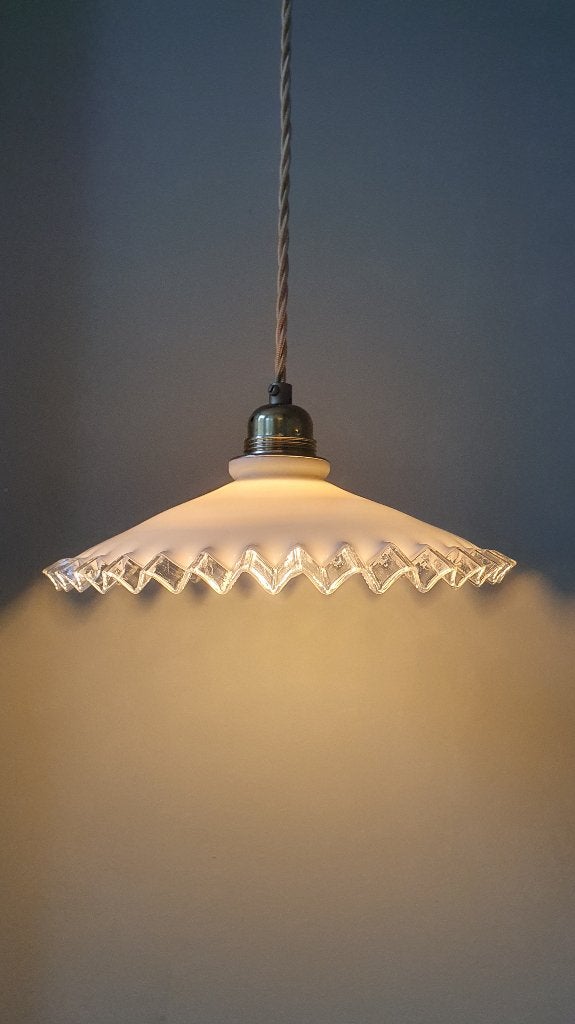 Vintage Franse PieCrust model Hanglamp - Wit Opaline Glas, Antiek, Art Deco, Vintage, Franse lamp, Zo goed als nieuw, Glas, E27 (groot)