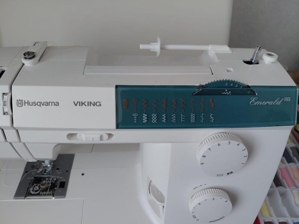 Husqvarna Viking Emerald 118 Naaimachine met accessoires, Hobby en Vrije tijd, Naaimachines en Toebehoren, Ophalen, Gebruikt, Naaimachine