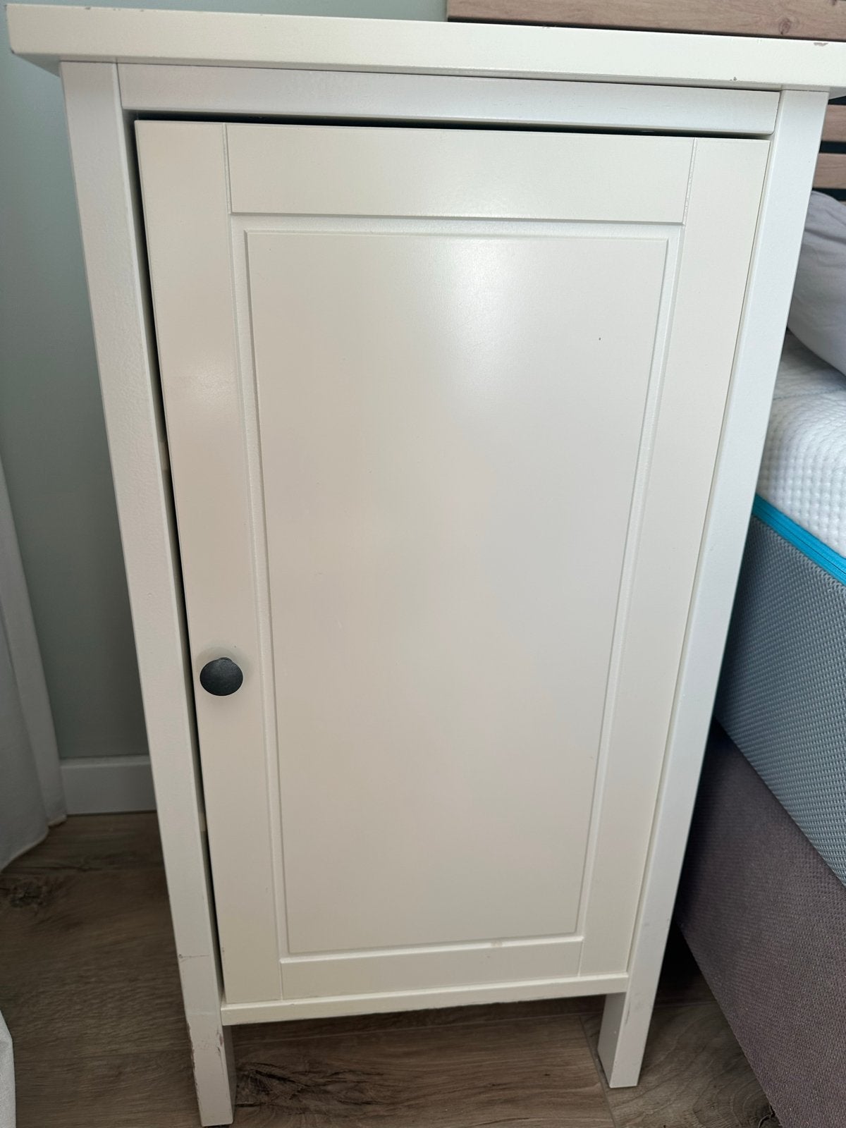 2x  witte nachtkastjes + smalle vintage vitrinekast, Gebruikt, Minder dan 45 cm, Ophalen of Verzenden, 70 cm of meer