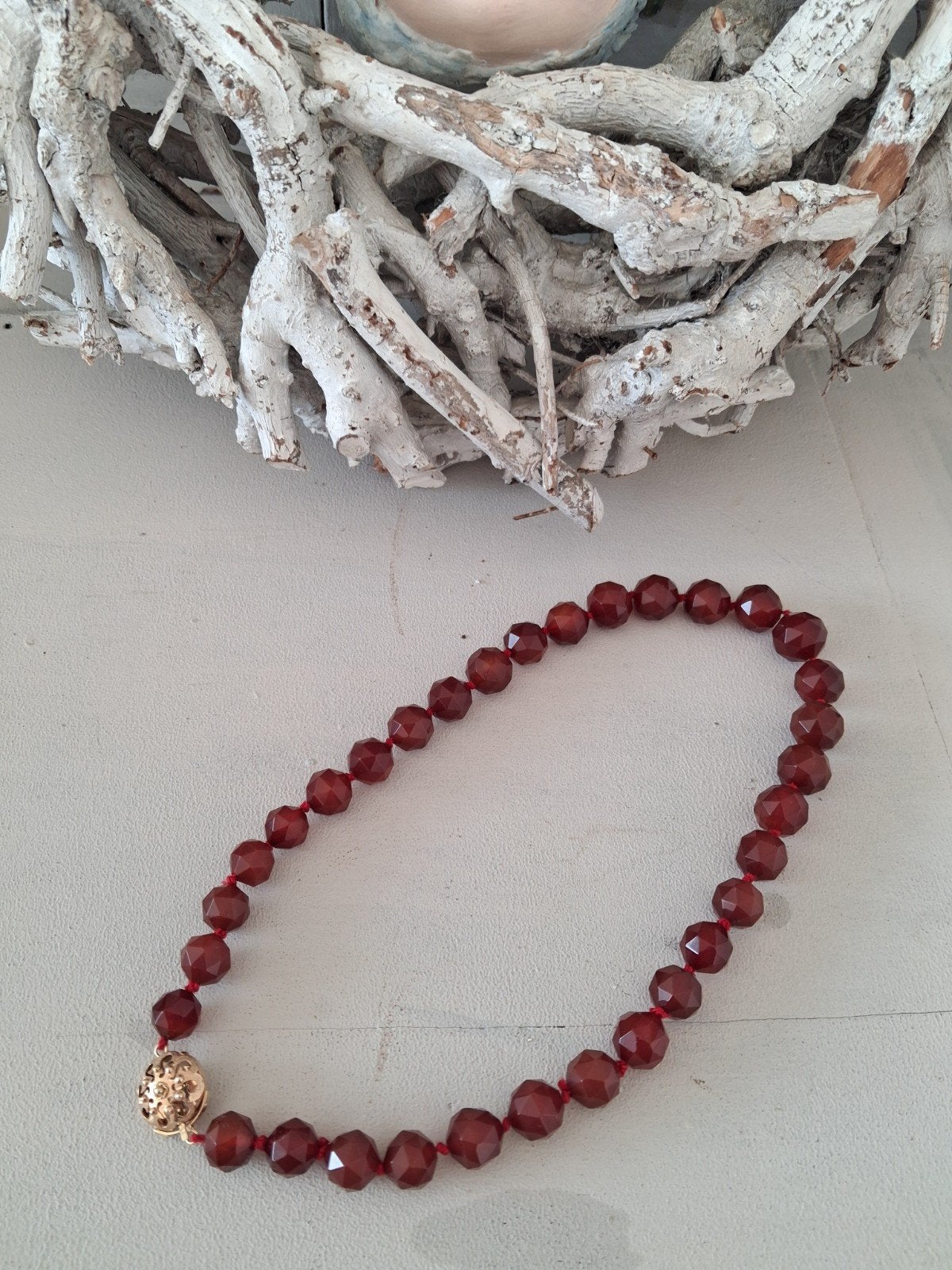 Prachtige rode kralenketting met gouden sluiting, Ophalen of Verzenden, Gebruikt, Rood, Overige materialen