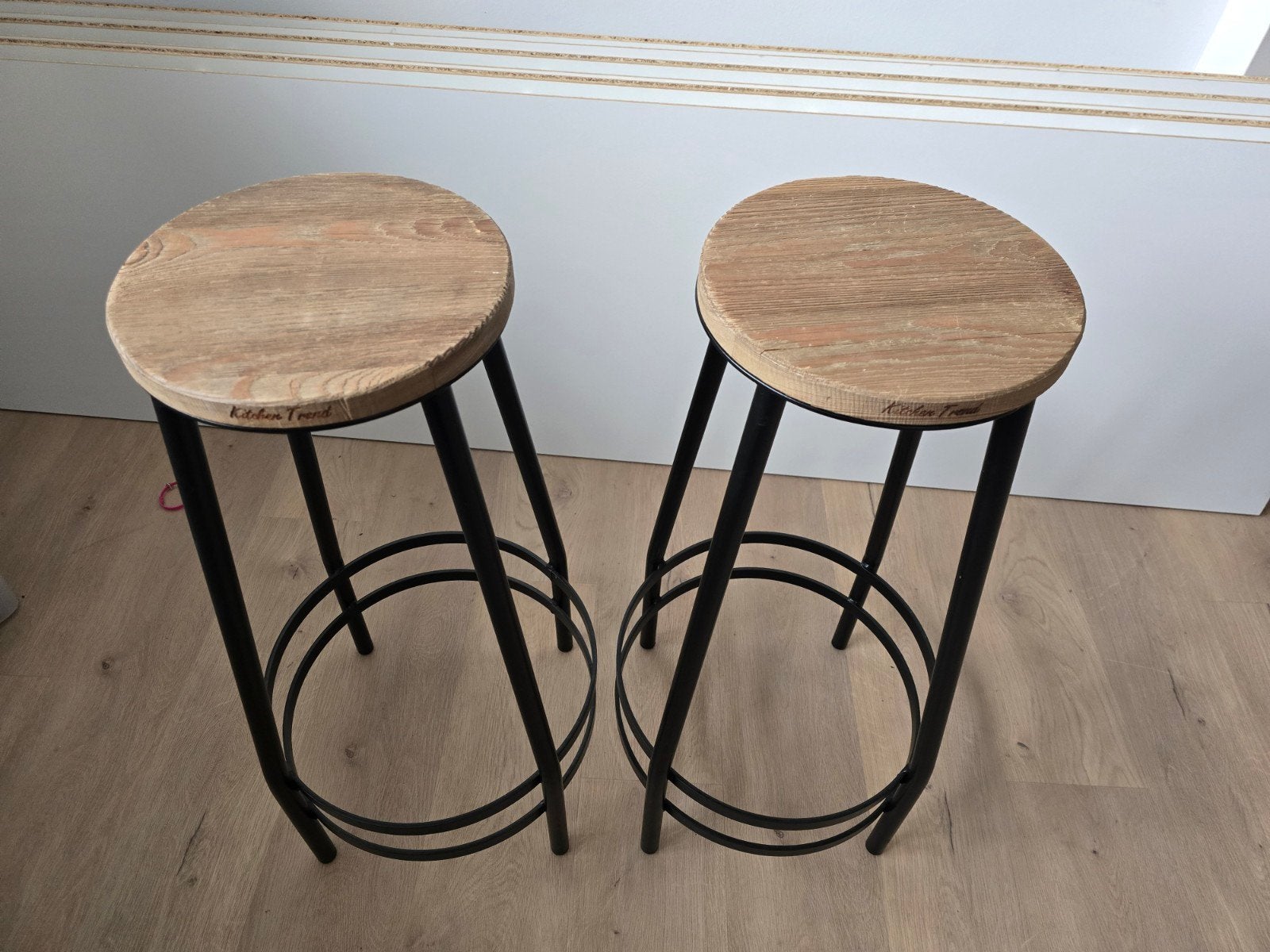 Set van 2 barkrukken met houten zitting en metalen frame, Ophalen, Met voetsteun, 60 tot 90 cm, Zo goed als nieuw