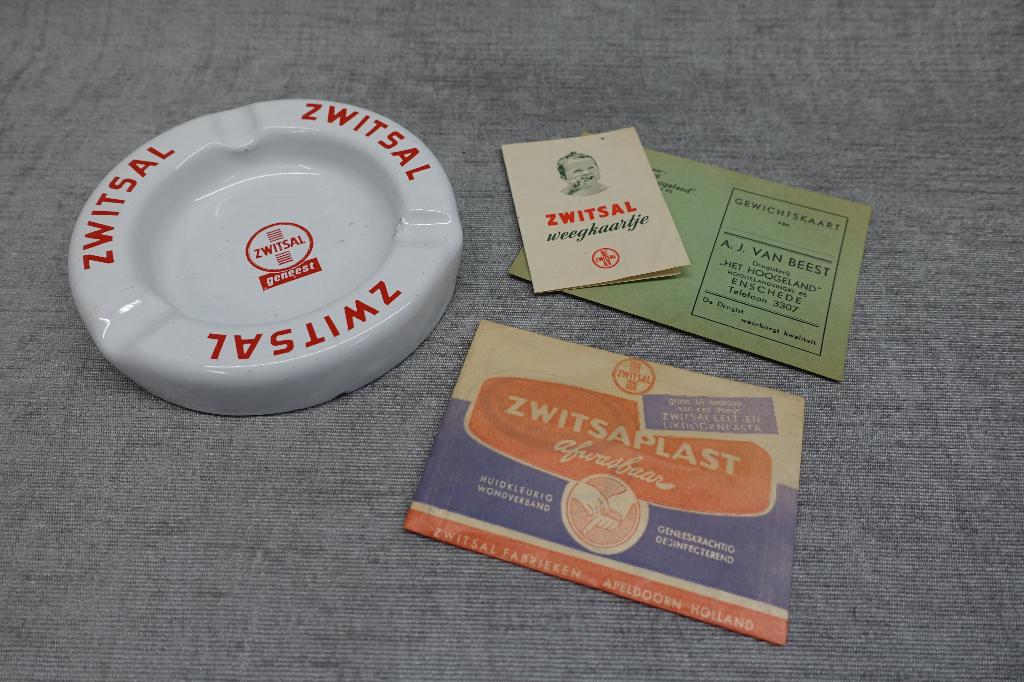 Zwitzal Reclame Emaille Asbak / Weegkaartje / Zwitsaplast, Ophalen of Verzenden, Gebruikt, Gebruiksvoorwerp