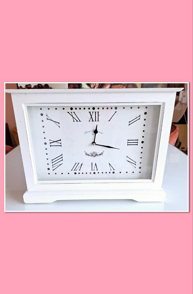 Witte Tafelklok met Romeinse Cijfers - Vintage Stijl, Huis en Inrichting, Ophalen of Verzenden, Zo goed als nieuw, Analoog, Wekker of Tafelklok