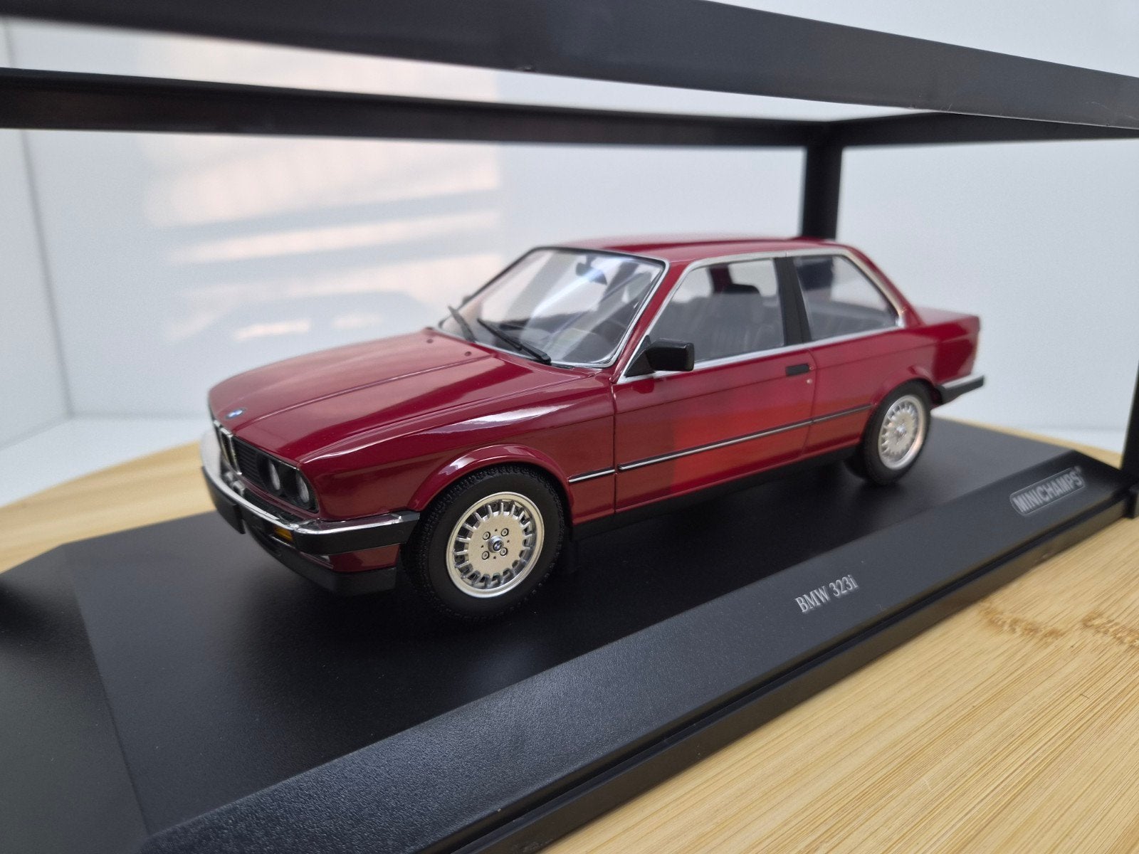Minichamps BMW 323i E30 1982 Donkerrood 1:18 Nieuw in doos!, Auto, Nieuw, Ophalen of Verzenden, MiniChamps