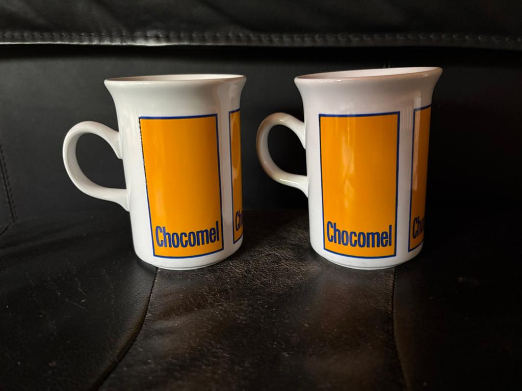 Set van 2 Chocomel mokken - Zo goed als nieuw, Overige typen, Ophalen of Verzenden, Zo goed als nieuw, Steen/keramiek