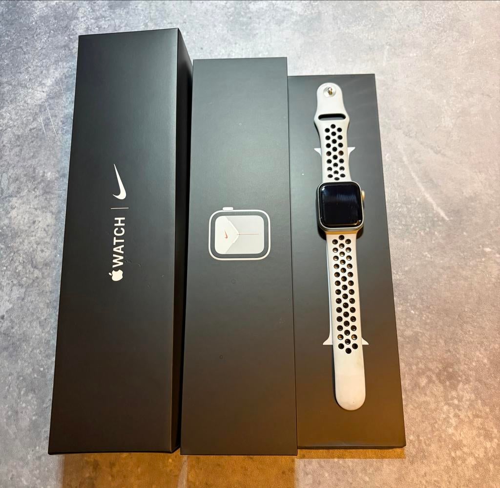 Apple Watch Series 5 Nike + extra bandjes - Zo goed als nieu, Ophalen, Zo goed als nieuw, IOS