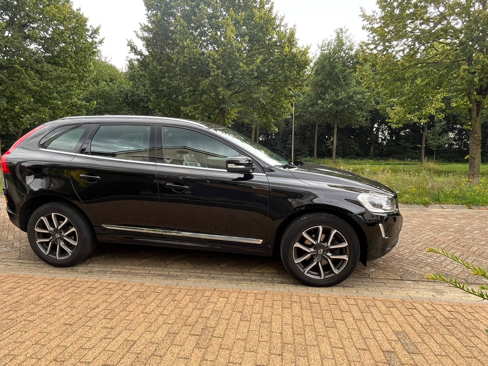 Volvo XC60 2.0 D4 Geartronic 2017 Zwart, Auto's, Volvo, 1800 kg, Euro 6, 1969 cc, Zwart
