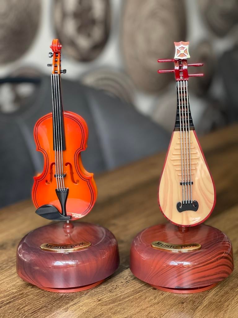 Decoratieve gitaar met draaiende muziek., Ophalen, Zo goed als nieuw