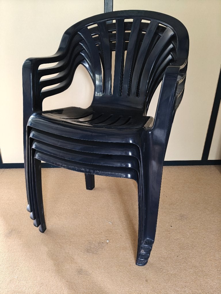 4 donkerblauwe kuipstoelen, Ophalen, Zo goed als nieuw, Kunststof, Stapelbaar