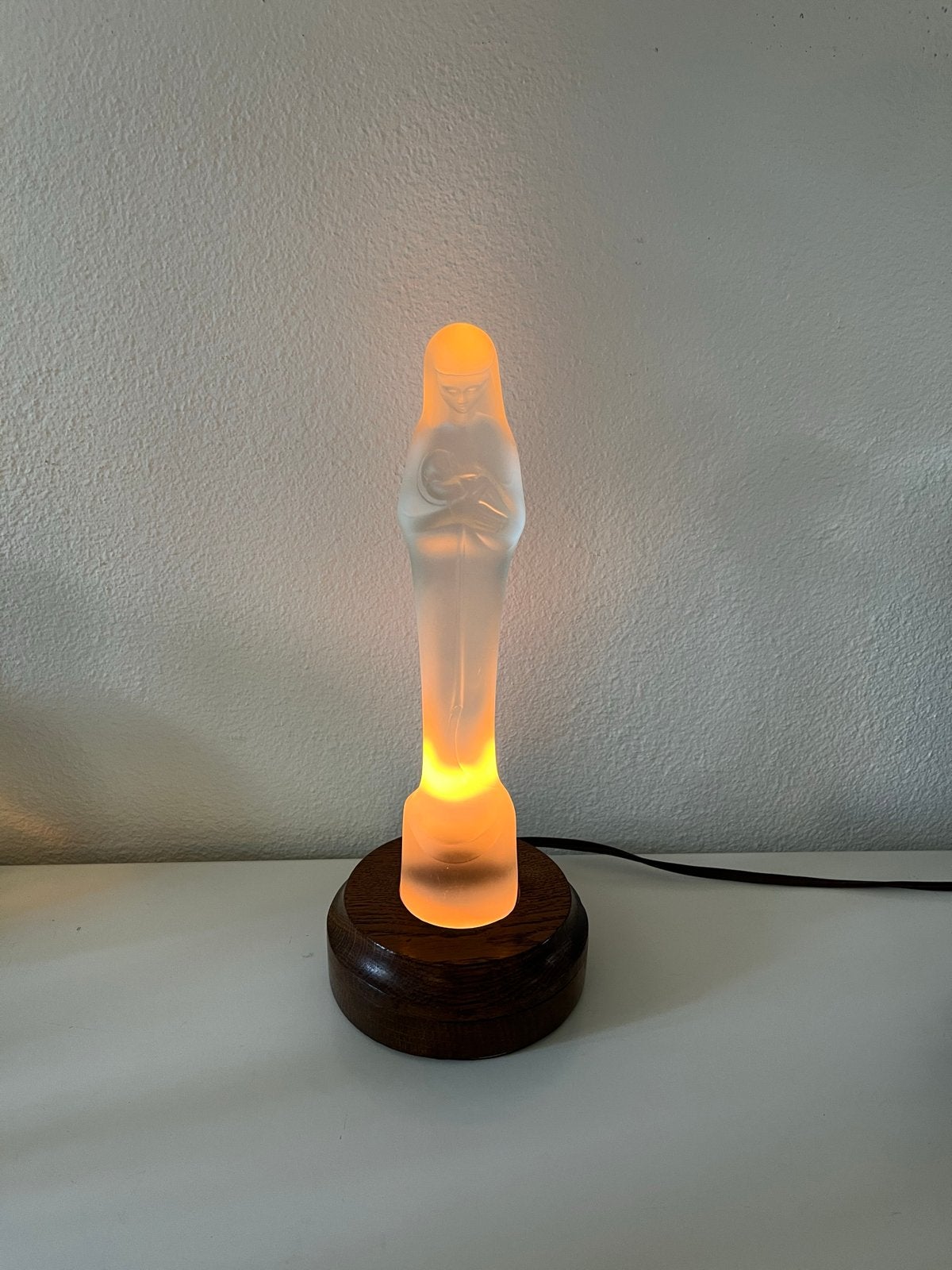 Leerdam melkglas Mariabeeldje met verlichte houten voet, Ophalen of Verzenden